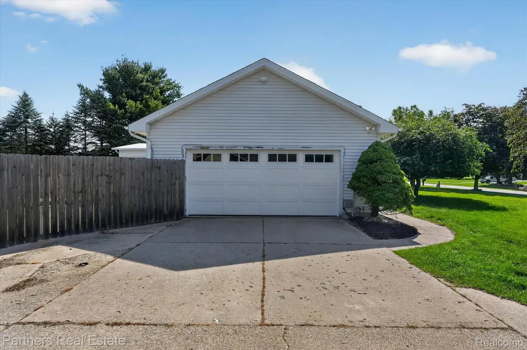 9145 Apple Orchard Drive Tyrone Township MI 48430