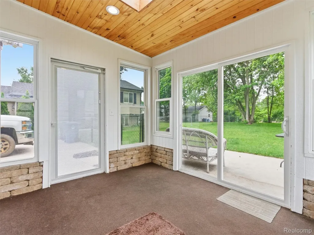 357 N Hospital Road Waterford Charter Township MI 48327