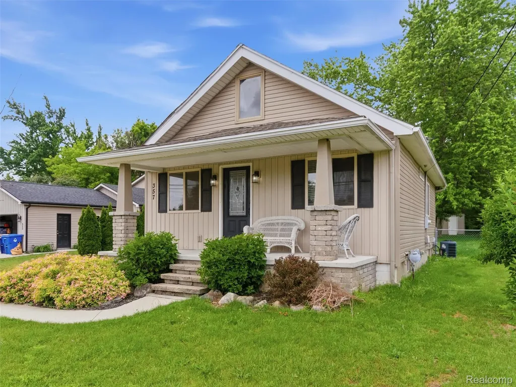 357 N Hospital Road Waterford Charter Township MI 48327