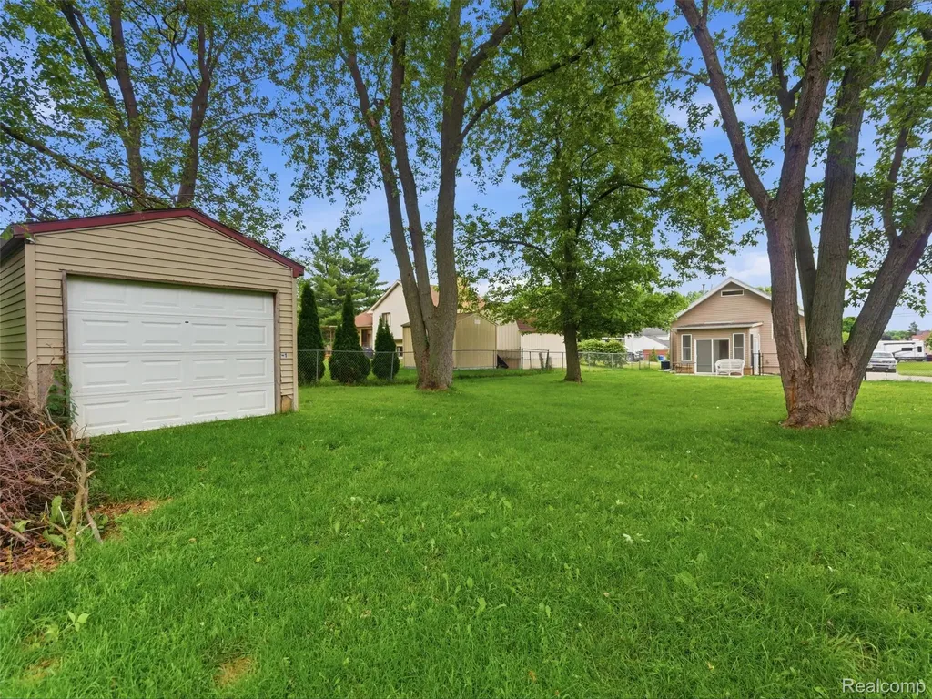357 N Hospital Road Waterford Charter Township MI 48327