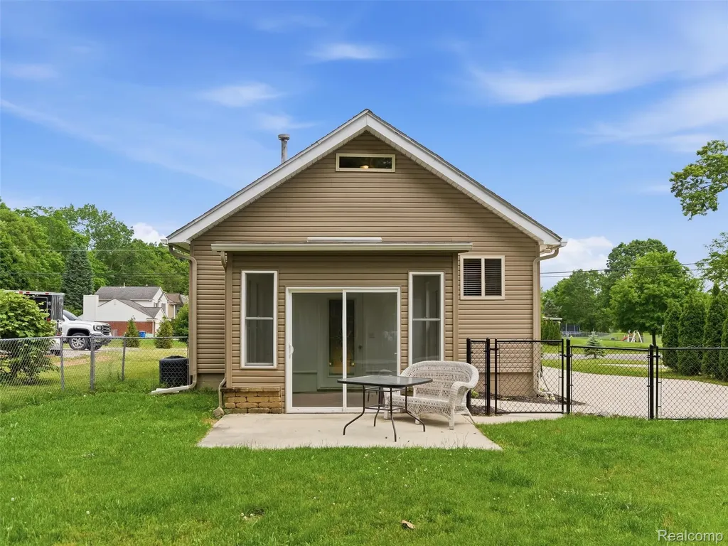 357 N Hospital Road Waterford Charter Township MI 48327