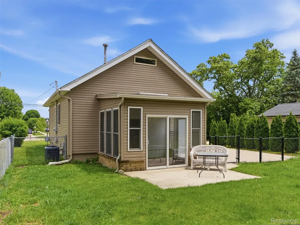 357 N Hospital Road Waterford Charter Township MI 48327
