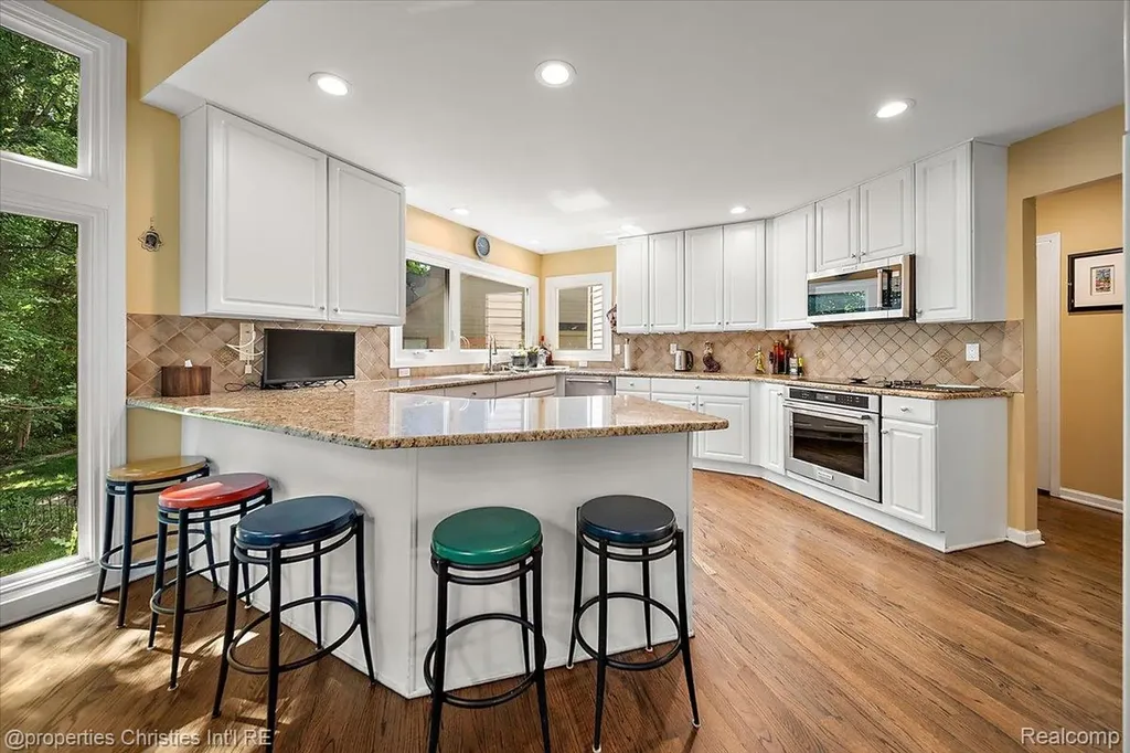 2685 Elizabeth Lane West Bloomfield Charter Township MI 48324