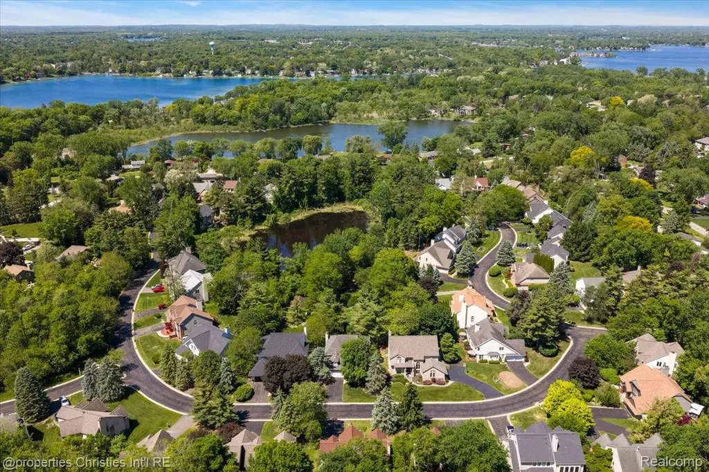 2685 Elizabeth Lane West Bloomfield Charter Township MI 48324