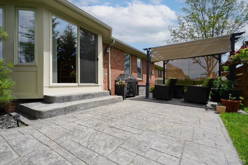 16154 White Water Drive Macomb Township MI 48042