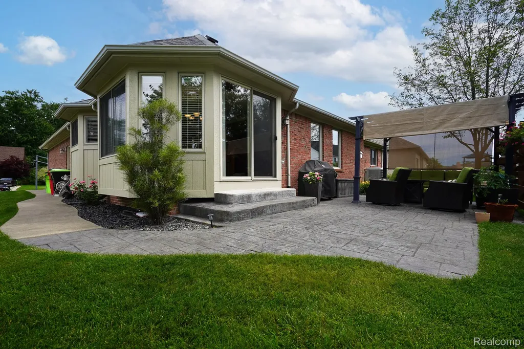 16154 White Water Drive Macomb Township MI 48042