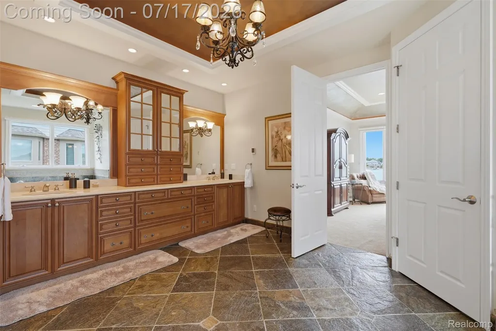 10685 Cliffview Drive Green Oak Township MI 48178