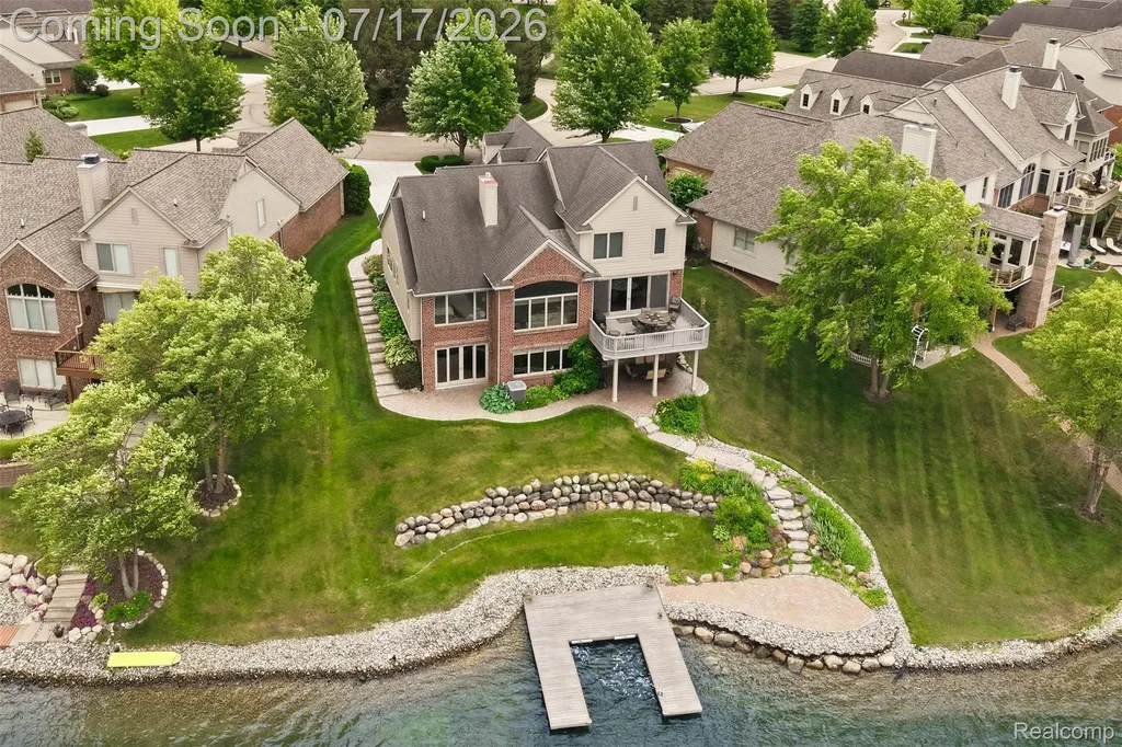 10685 Cliffview Drive Green Oak Township MI 48178