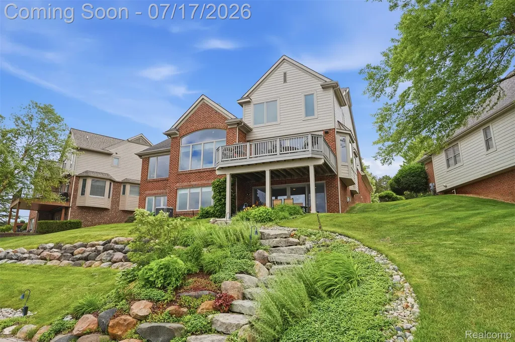 10685 Cliffview Drive Green Oak Township MI 48178