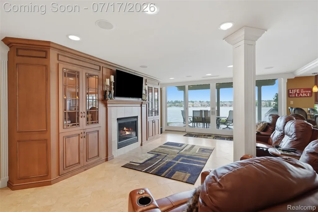 10685 Cliffview Drive Green Oak Township MI 48178