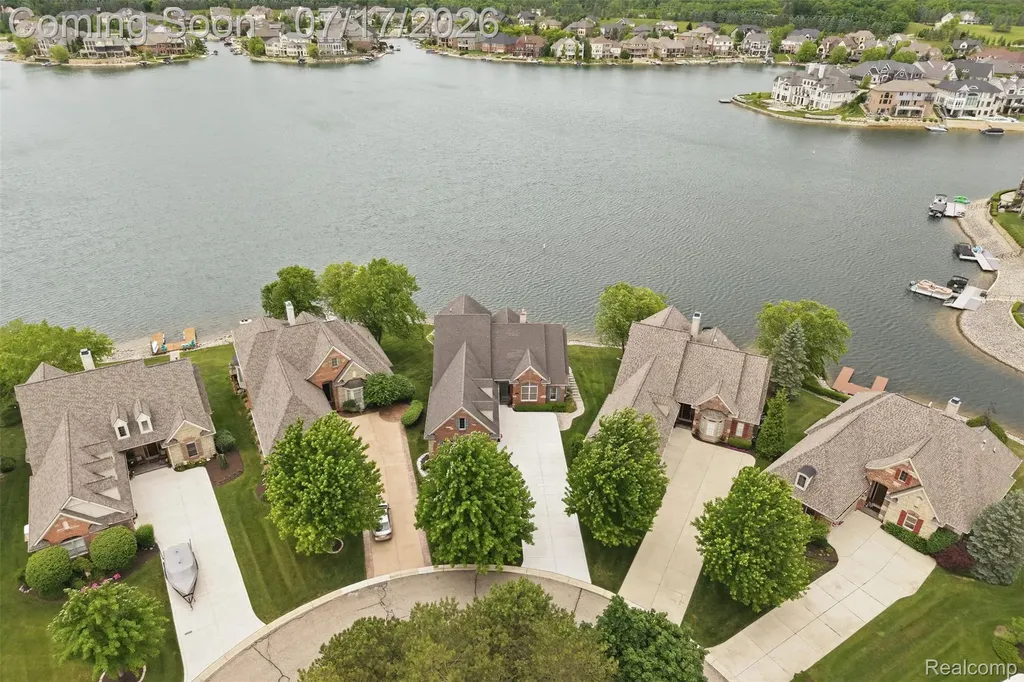 10685 Cliffview Drive Green Oak Township MI 48178