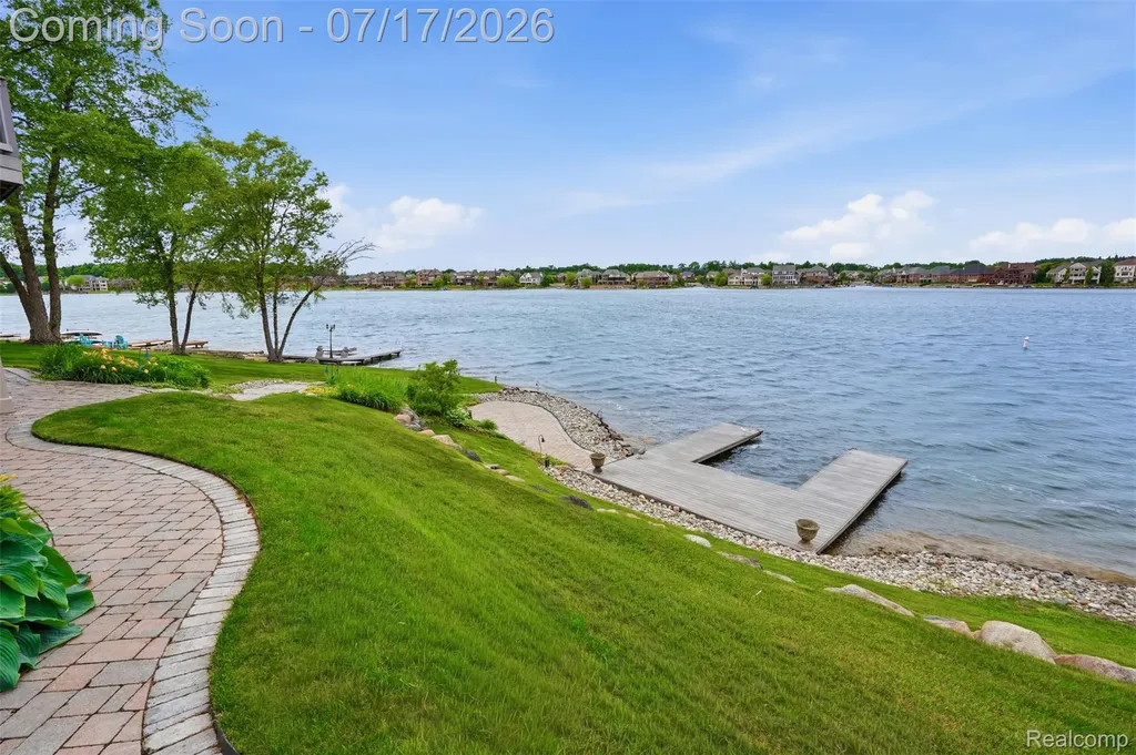 10685 Cliffview Drive Green Oak Township MI 48178