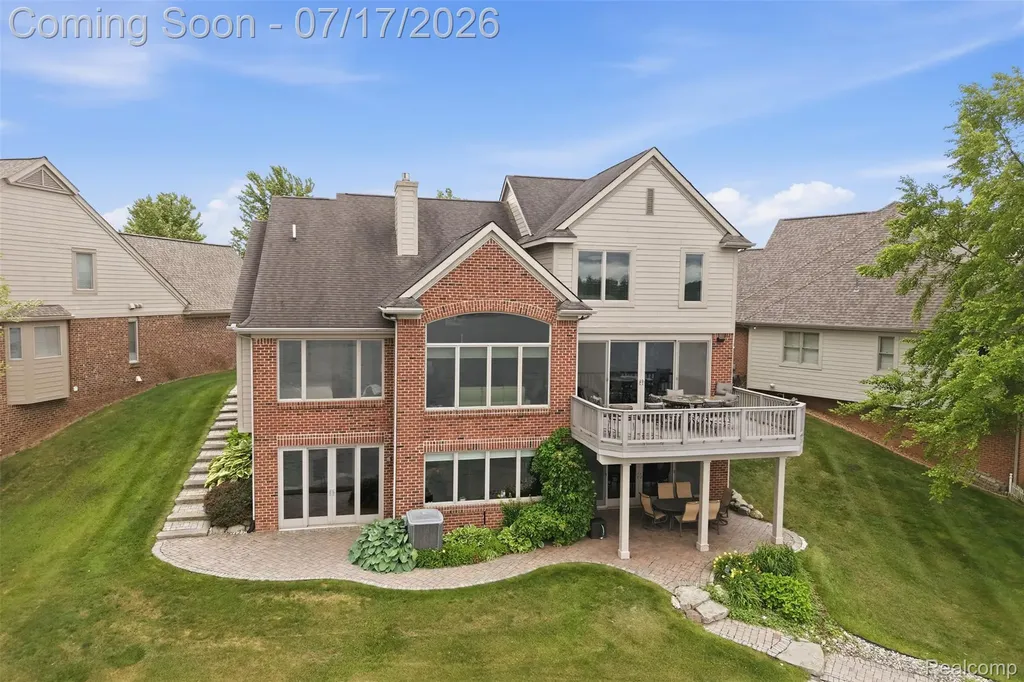 10685 Cliffview Drive Green Oak Township MI 48178