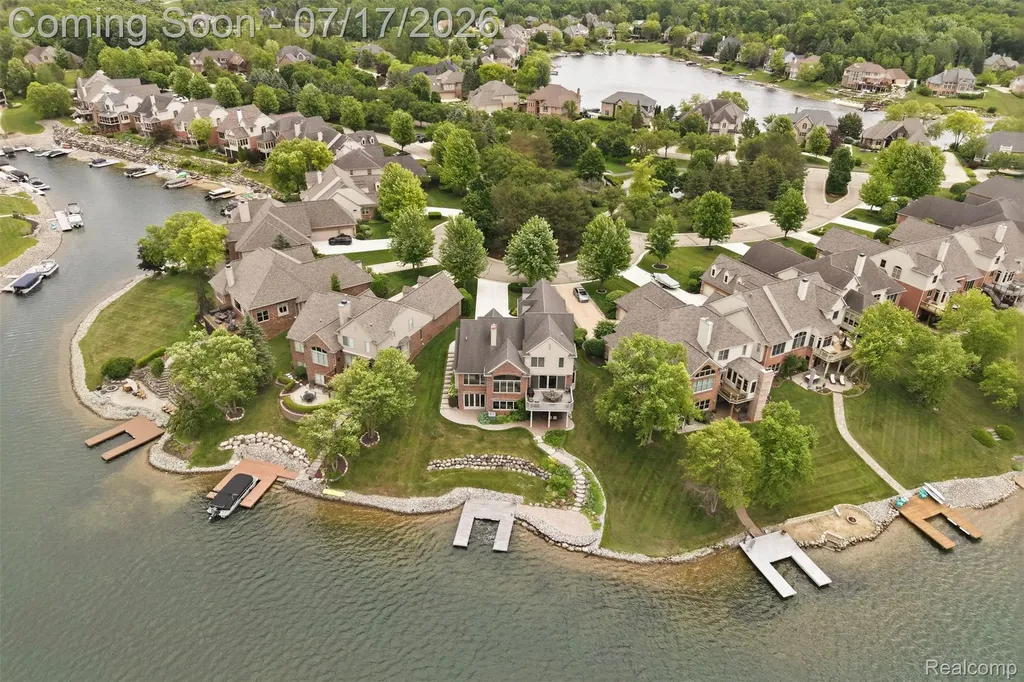 10685 Cliffview Drive Green Oak Township MI 48178