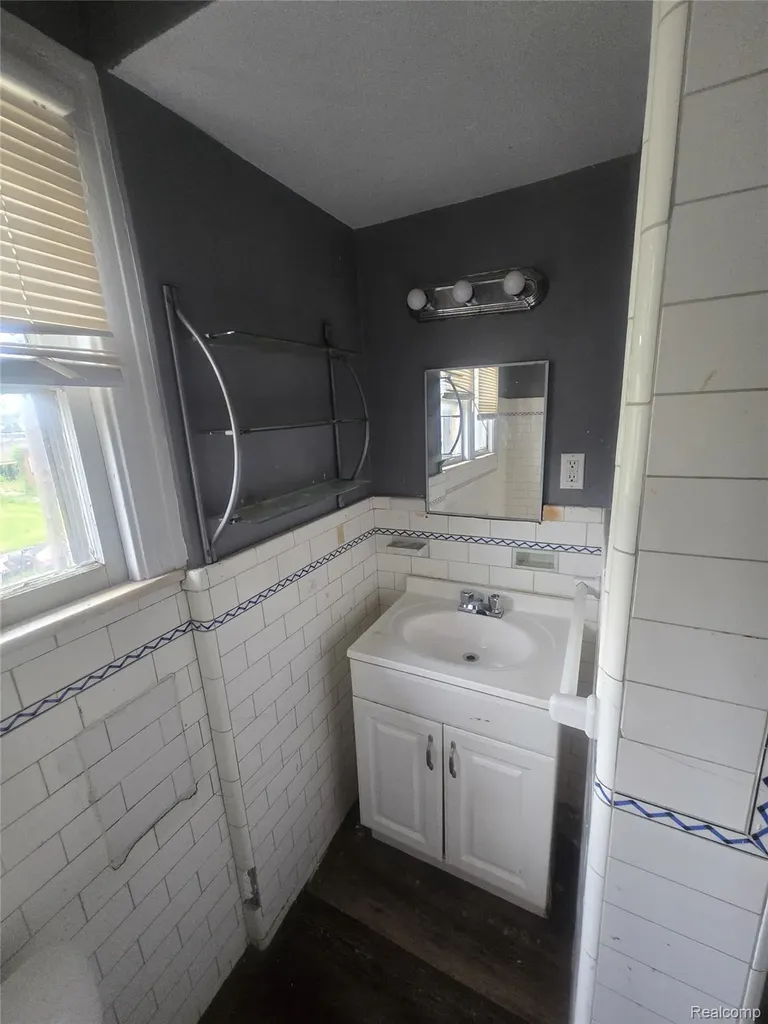 16171 Washburn Street Detroit City MI 48221