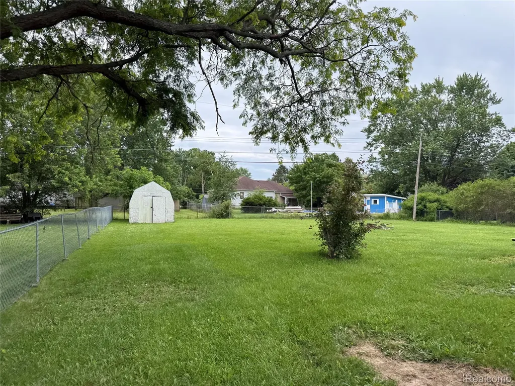 5347 Mapletree Drive Flint Charter Township MI 48532