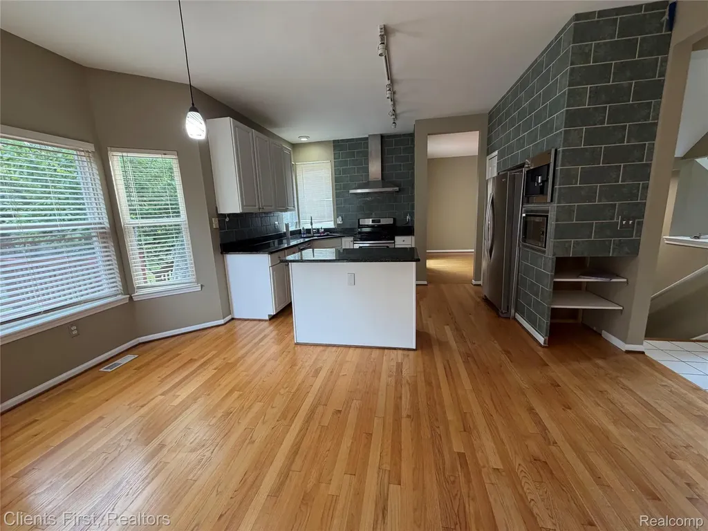 35285 Pennington Drive Farmington Hills City MI 48335