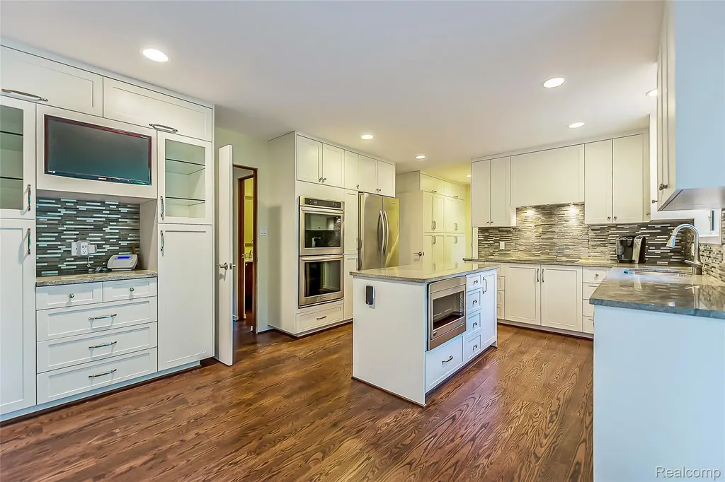 581 Woodway Court Bloomfield Hills City MI 48302