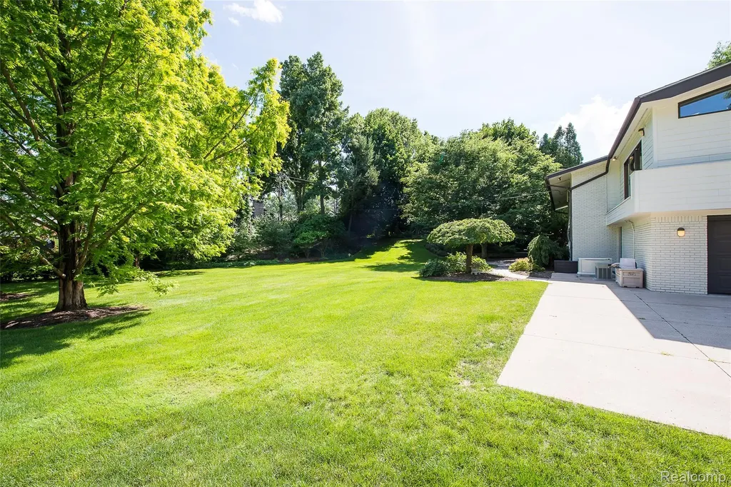 581 Woodway Court Bloomfield Hills City MI 48302