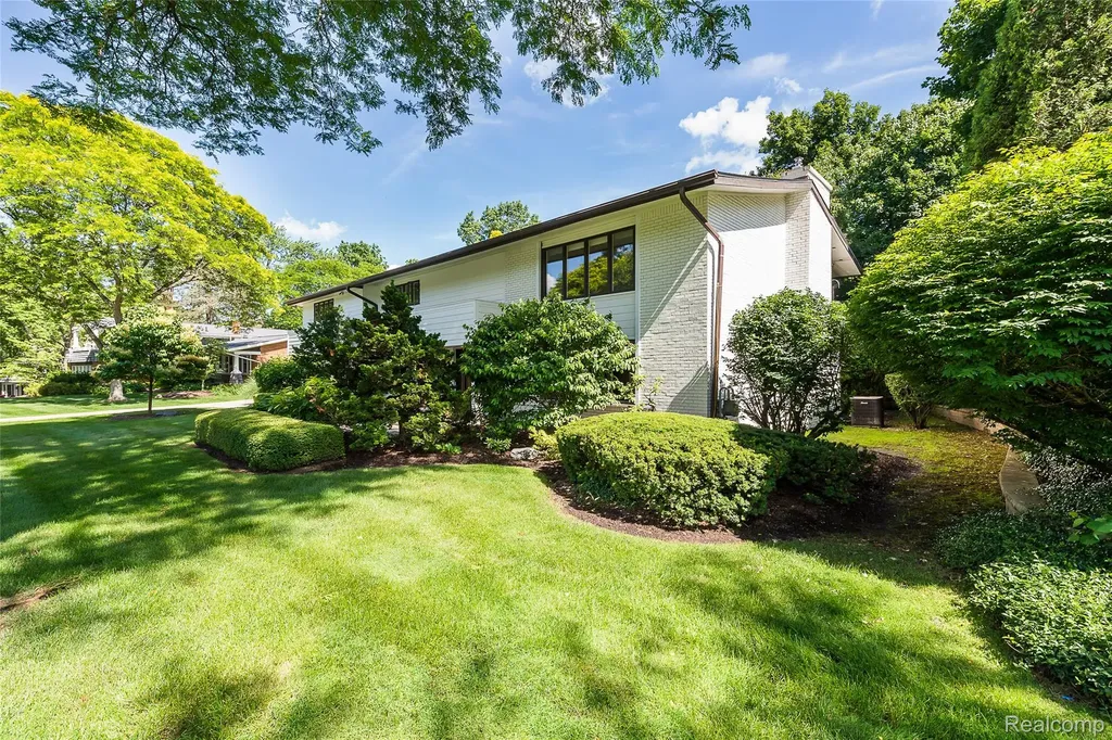 581 Woodway Court Bloomfield Hills City MI 48302