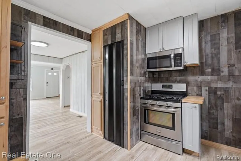 26435 Chippendale Street Roseville City MI 48066