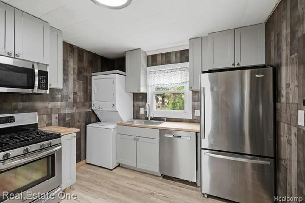 26435 Chippendale Street Roseville City MI 48066