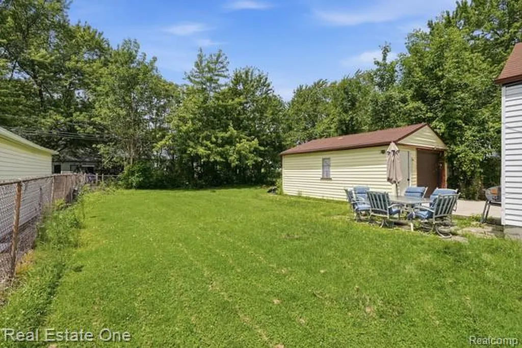 26435 Chippendale Street Roseville City MI 48066