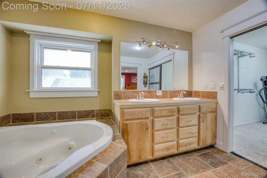 904 N Michigan Avenue Howell City MI 48843