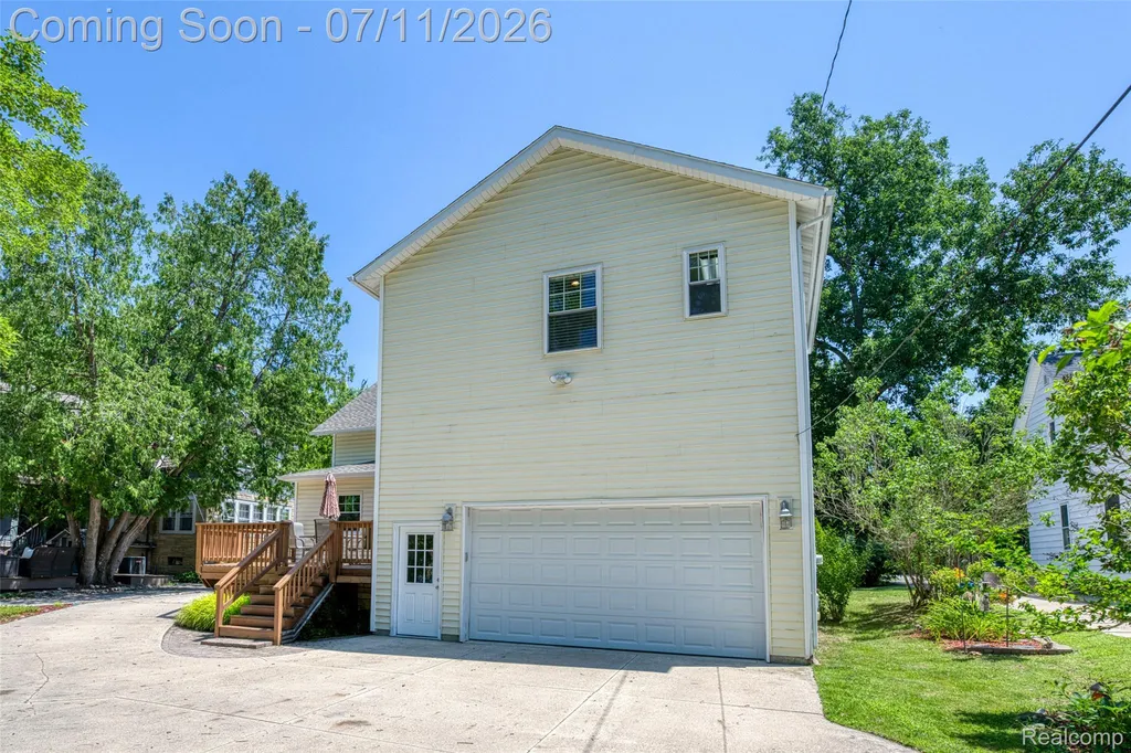 904 N Michigan Avenue Howell City MI 48843
