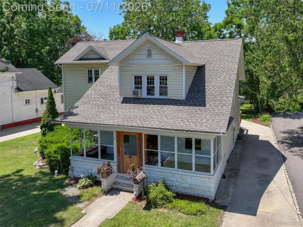 904 N Michigan Avenue Howell City MI 48843