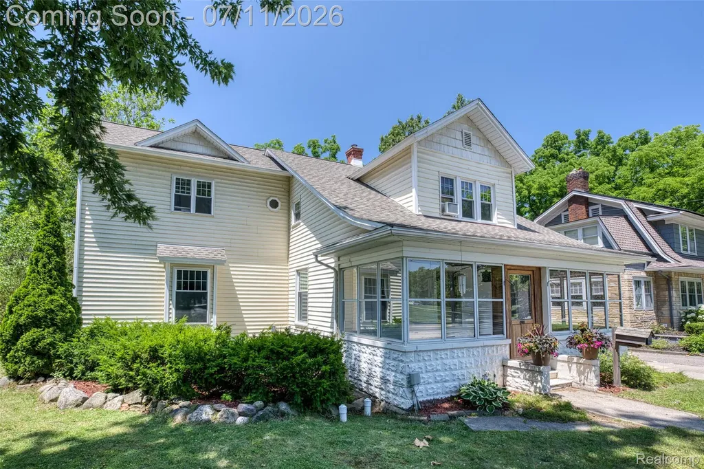 904 N Michigan Avenue Howell City MI 48843