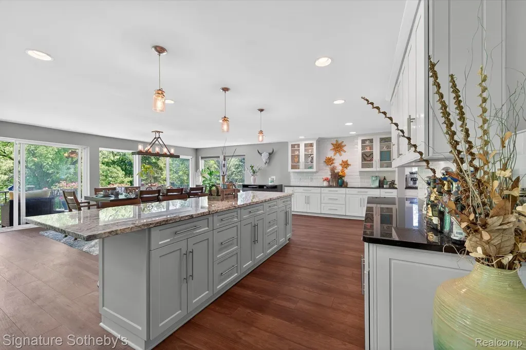 30650 Lahser Road Beverly Hills Village MI 48025