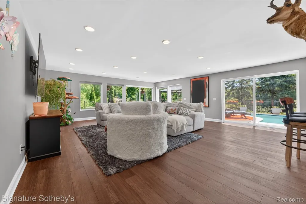 30650 Lahser Road Beverly Hills Village MI 48025