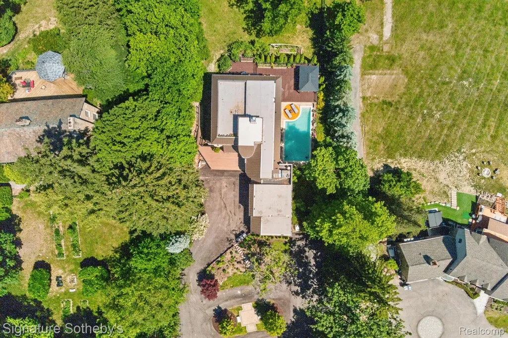 30650 Lahser Road Beverly Hills Village MI 48025