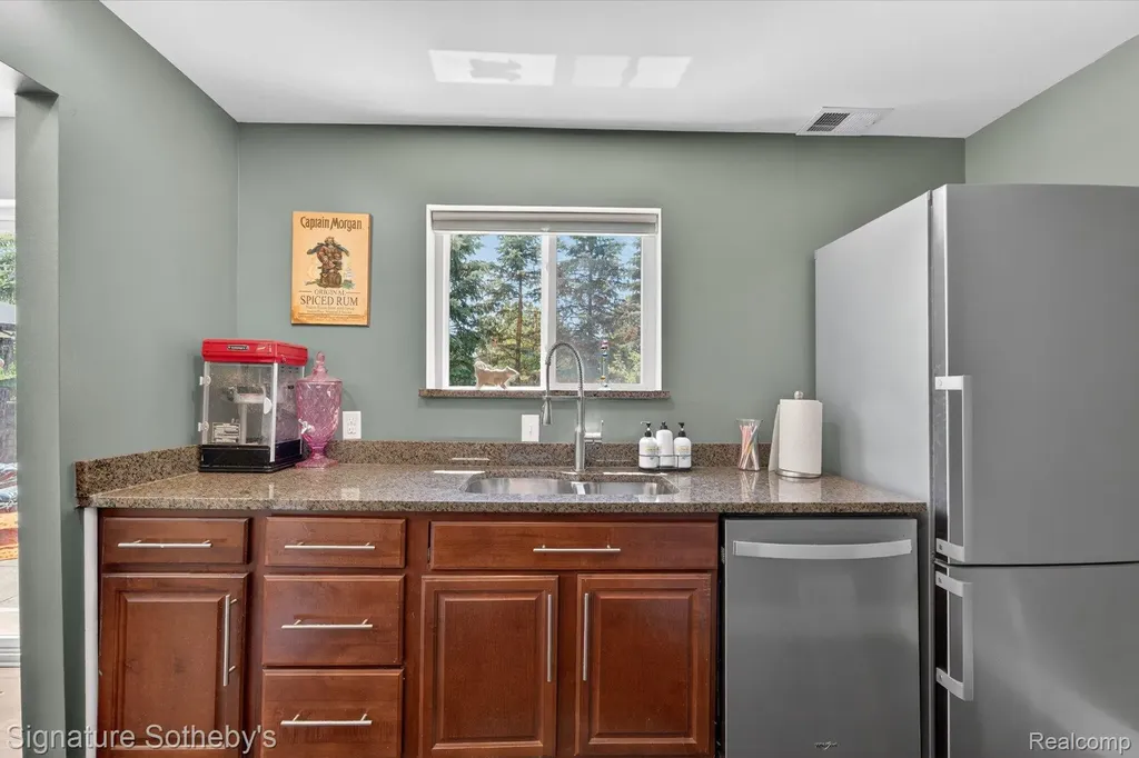 30650 Lahser Road Beverly Hills Village MI 48025