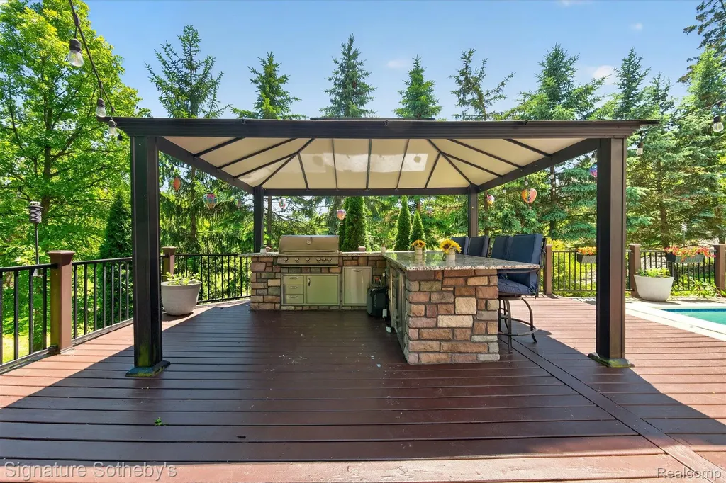 30650 Lahser Road Beverly Hills Village MI 48025