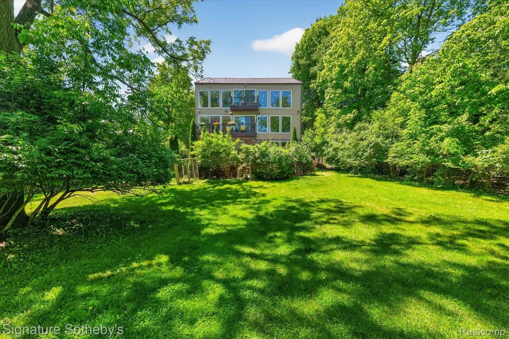 30650 Lahser Road Beverly Hills Village MI 48025