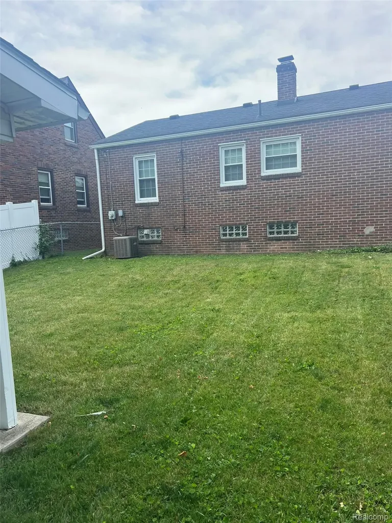 603 Parkwood Avenue Monroe City MI 48162