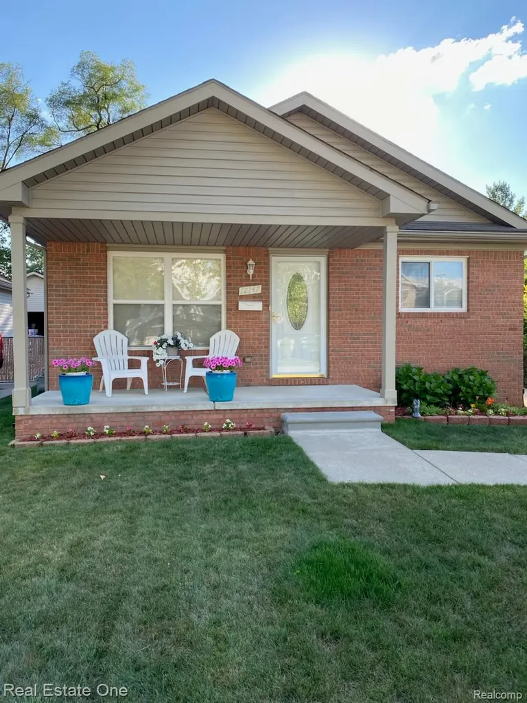 12147 Rockland Redford Charter Township MI 48239