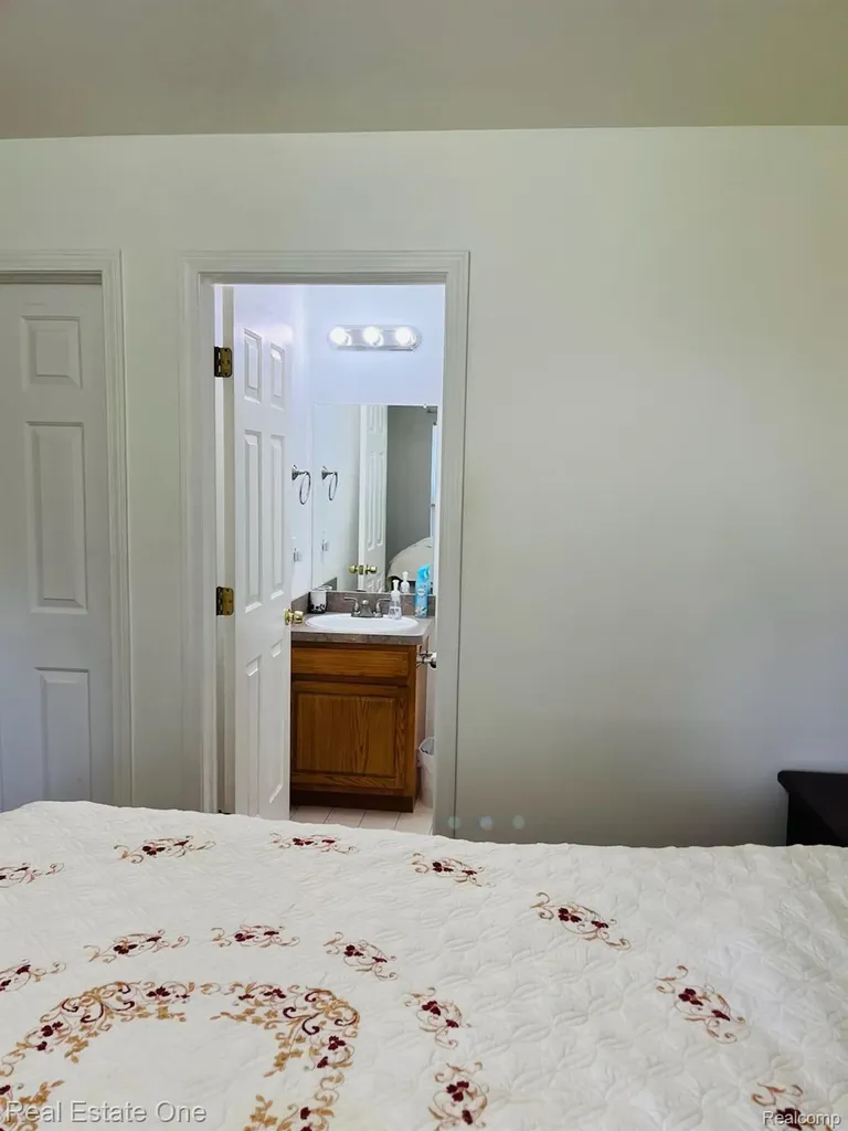 12147 Rockland Redford Charter Township MI 48239