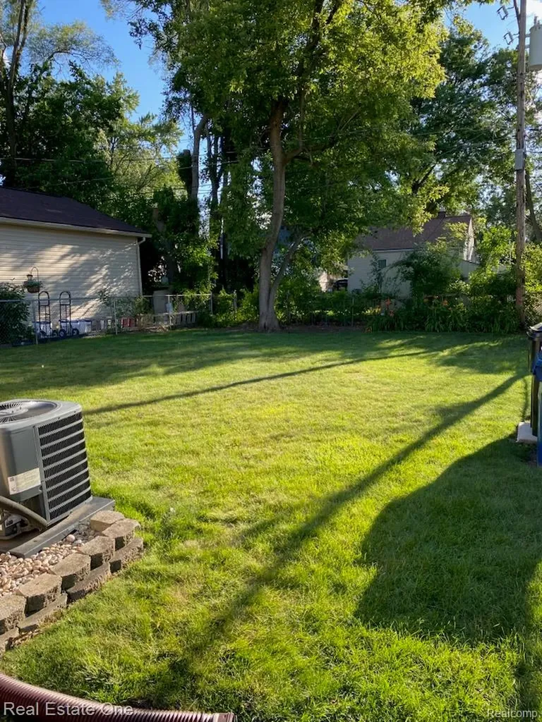 12147 Rockland Redford Charter Township MI 48239