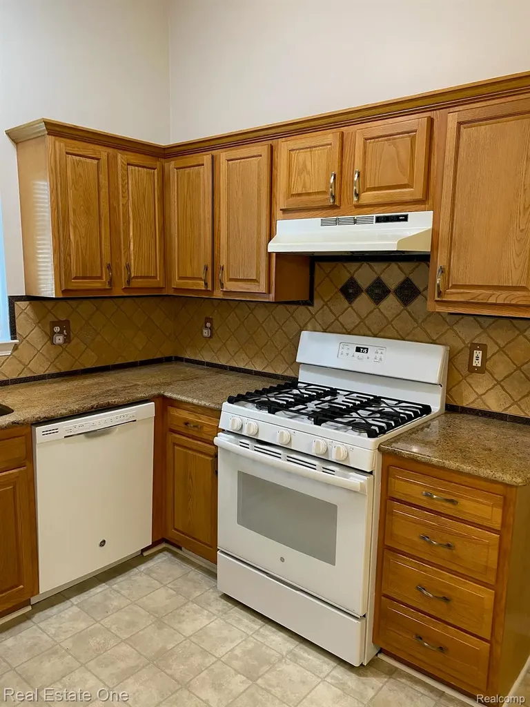 12147 Rockland Redford Charter Township MI 48239