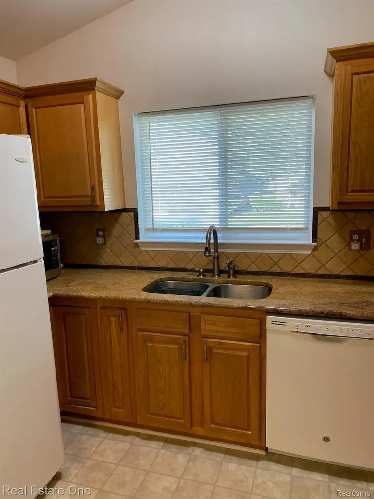 12147 Rockland Redford Charter Township MI 48239