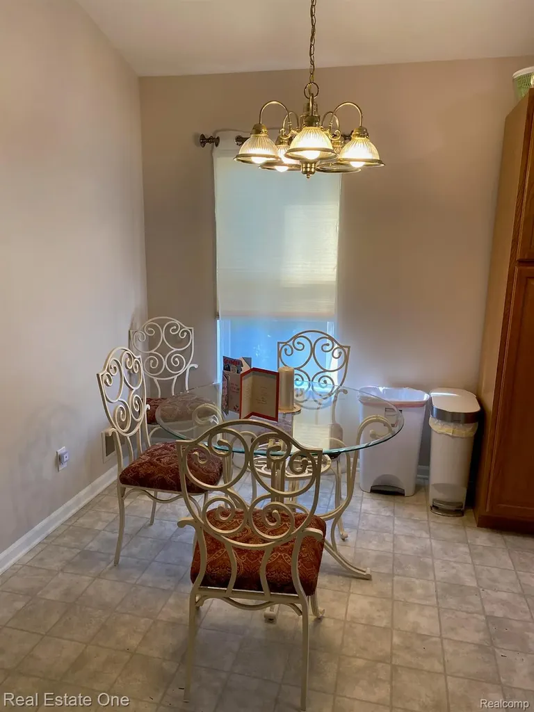 12147 Rockland Redford Charter Township MI 48239