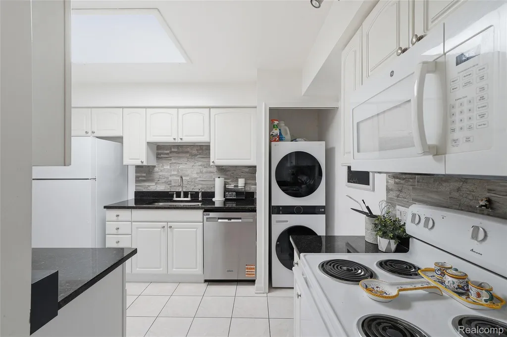 4041 W Maple Road Bloomfield Hills City MI 48301