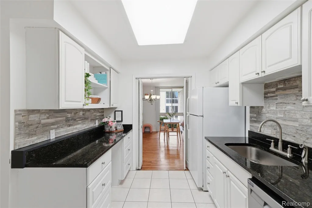 4041 W Maple Road Bloomfield Hills City MI 48301
