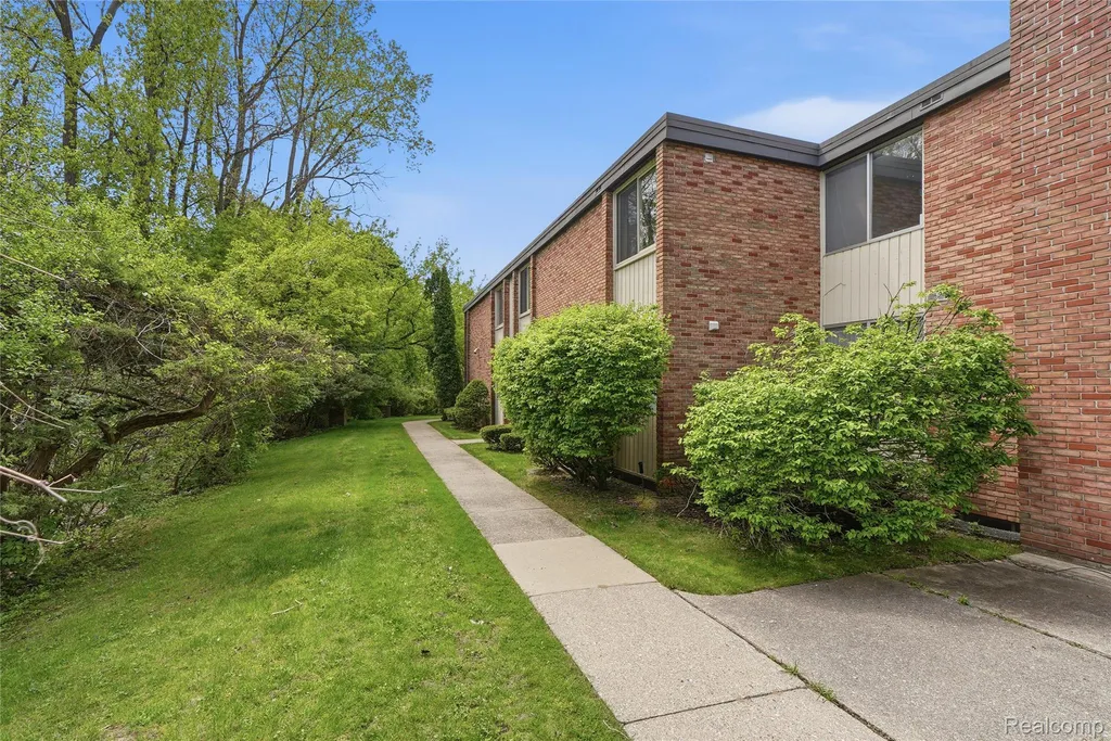 4041 W Maple Road Bloomfield Hills City MI 48301