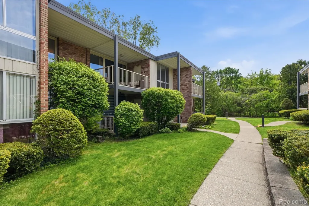 4041 W Maple Road Bloomfield Hills City MI 48301