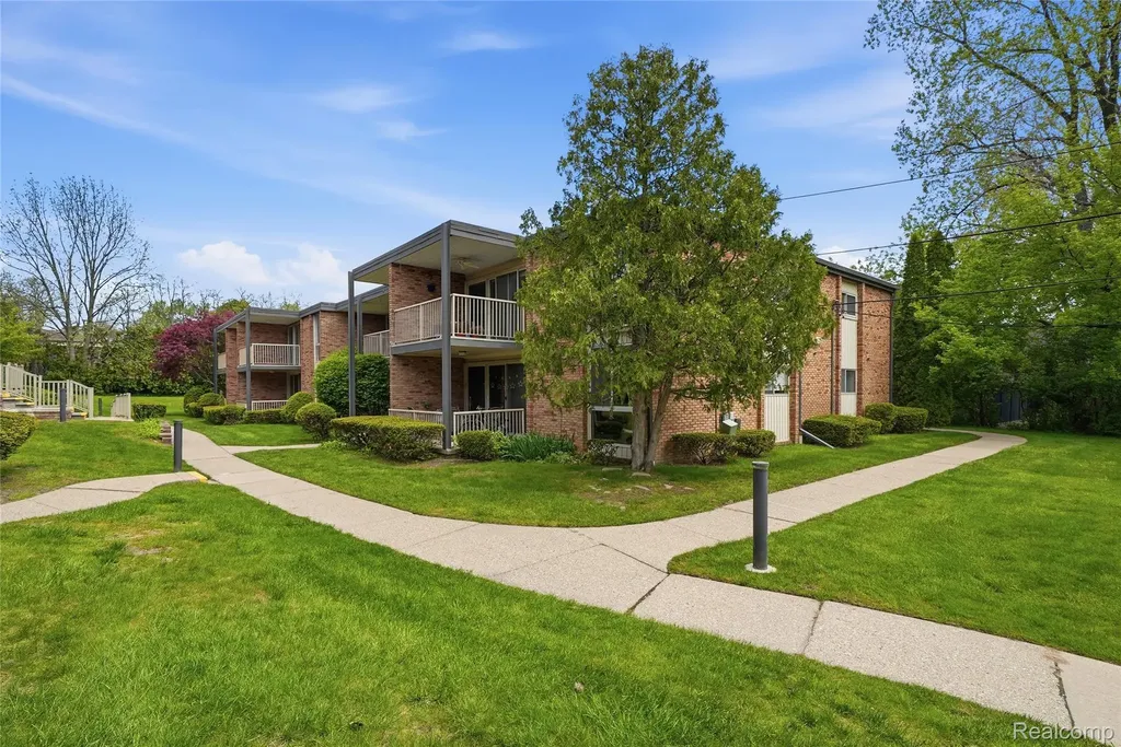 4041 W Maple Road Bloomfield Hills City MI 48301