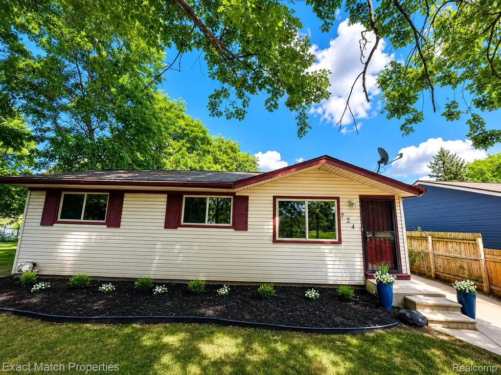 724 Parkwood Avenue Pontiac City MI 48340